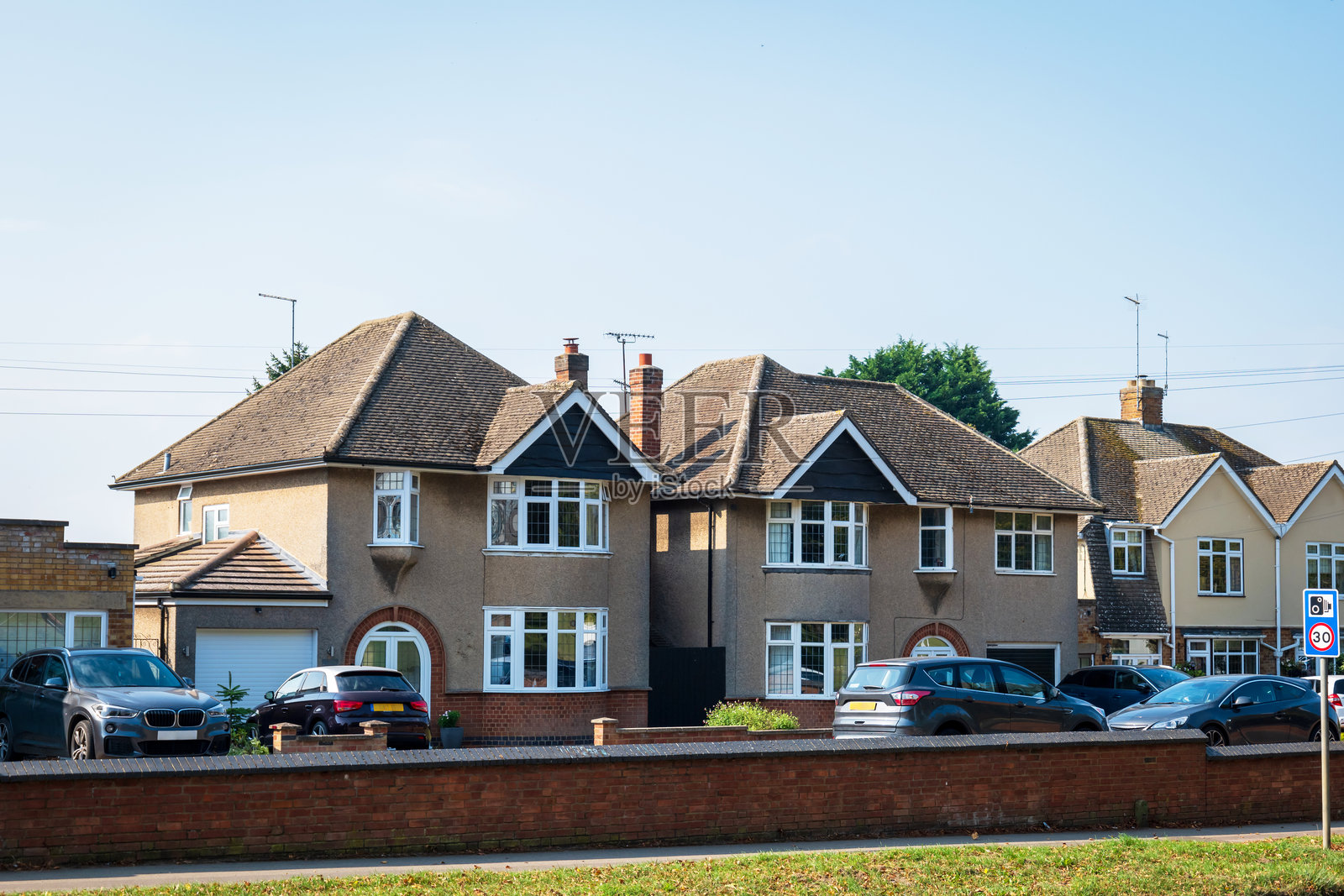 英国家庭住宅区内的传统独立住宅照片摄影图片