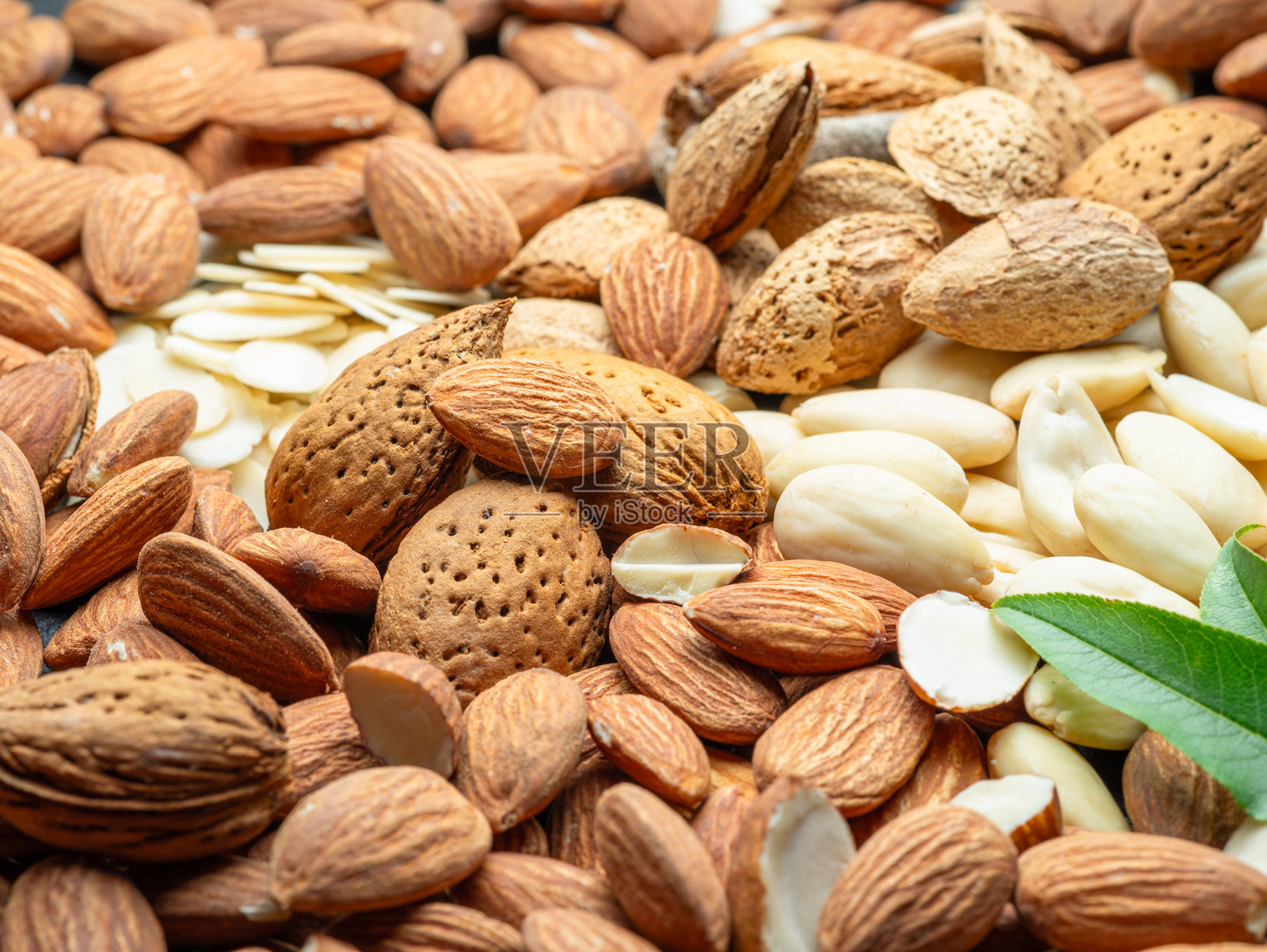 各种杏仁的特写镜头。食品背景。照片摄影图片