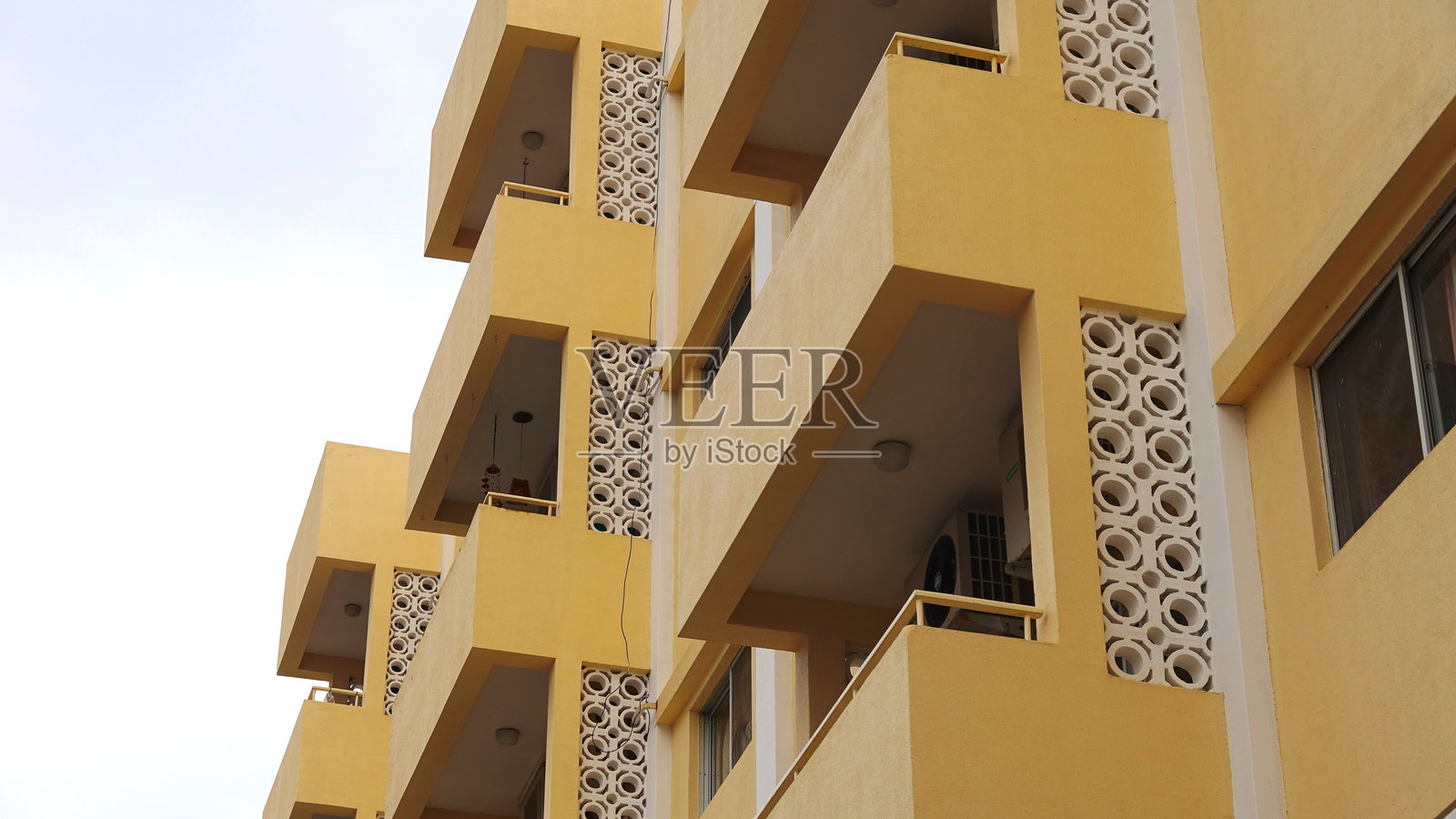 现代建筑立面侧面黄色城市几何建筑设计垂直照片摄影图片