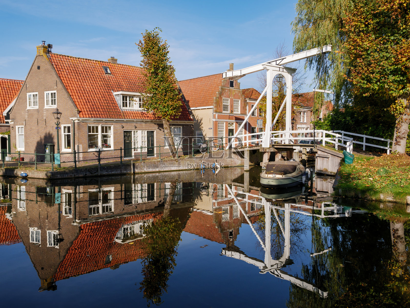 荷兰北荷兰省莫尼肯达姆老城的莱因巴恩布鲁赫可升降桥的运河照片摄影图片