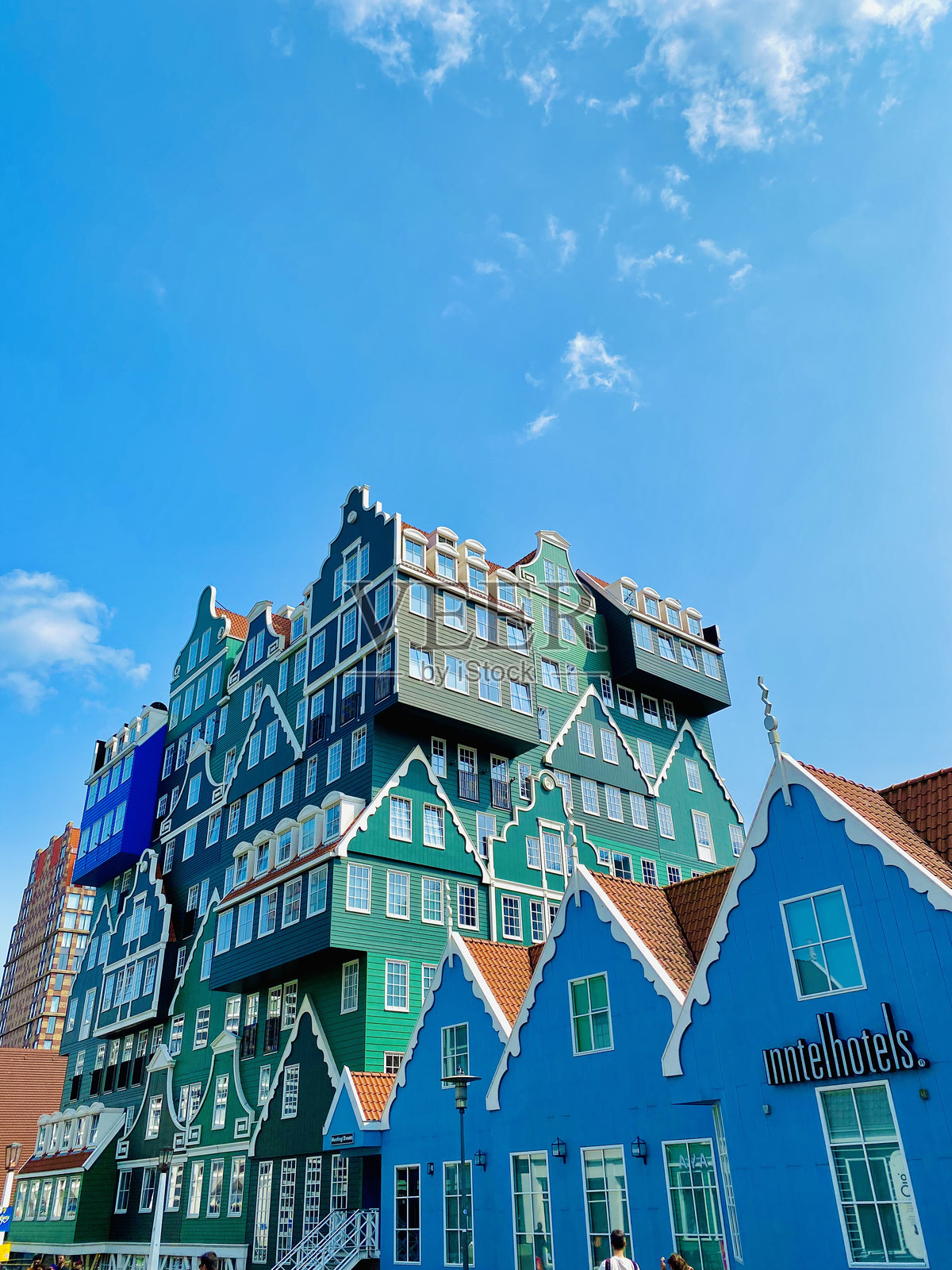 低角度视图的建筑与天空相对照片摄影图片