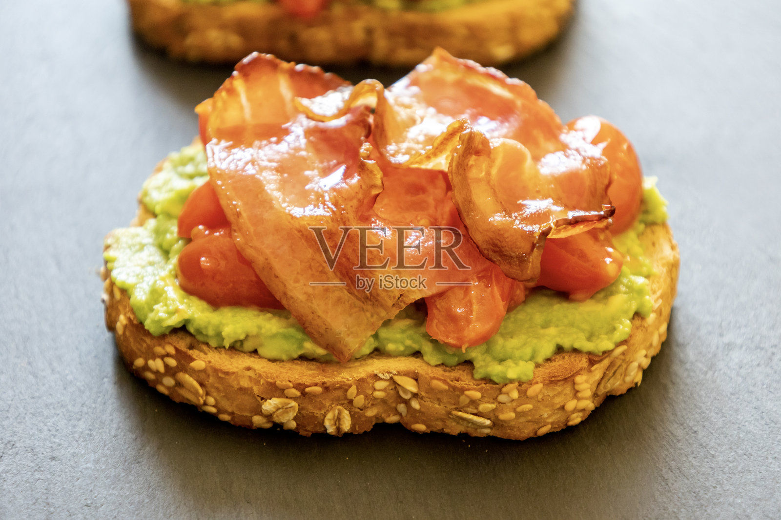 鳄梨吐司配番茄和脆培根特写照片摄影图片