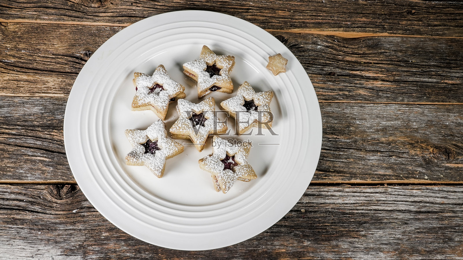 星形甜点摆放在质朴的木桌上照片摄影图片