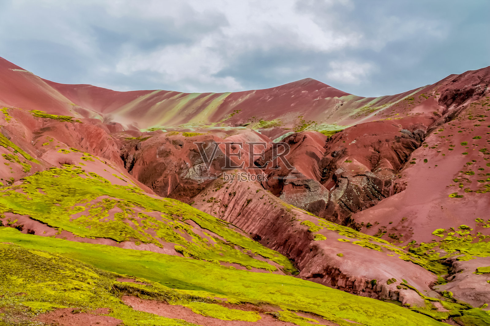 秘鲁彩虹山附近的红谷山脉照片摄影图片