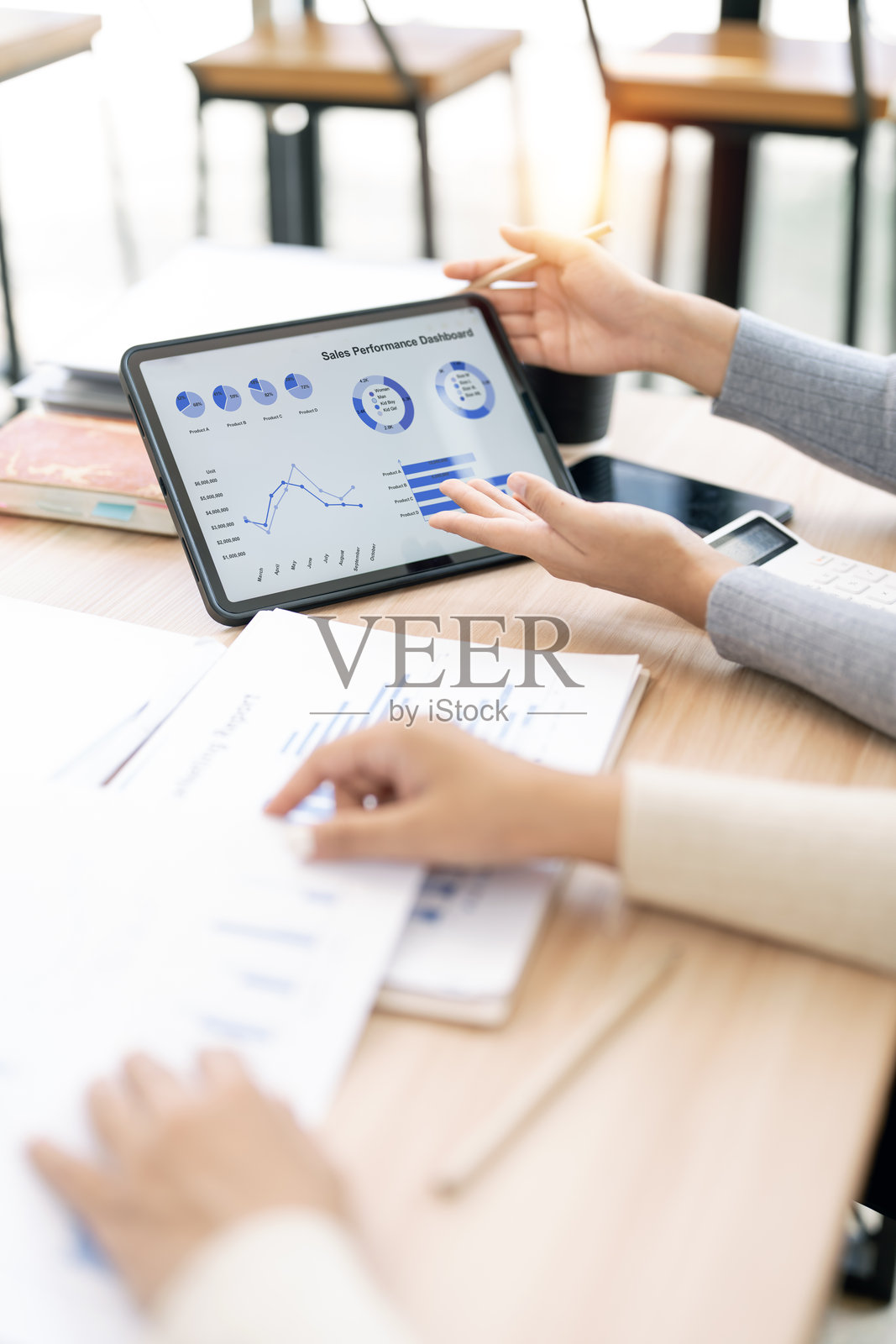 商务人士在工作场所进行咨询会议，使用数字平板进行头脑风暴。照片摄影图片