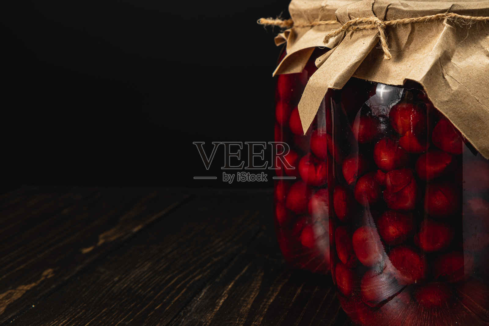 自制樱桃和覆盆子果酱装在大罐子里，配有乡村风格的装饰照片摄影图片