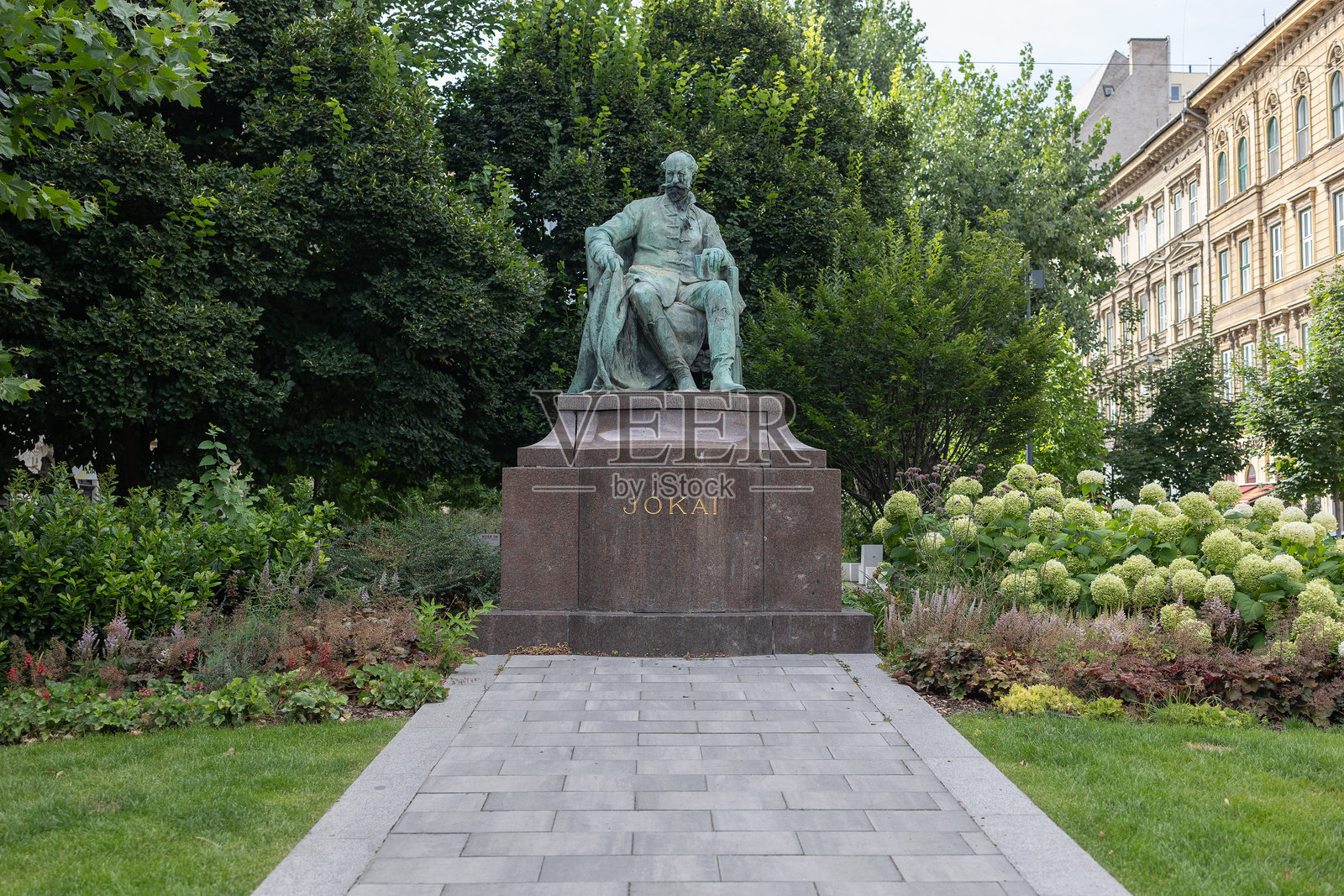 摩尔·约卡伊雕像,著名匈牙利作家,安德拉什大街,布达佩斯,匈牙利照片摄影图片