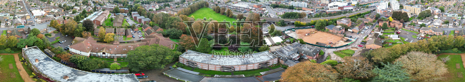 云雾弥漫的日落时分，卢顿市全景航拍照片摄影图片