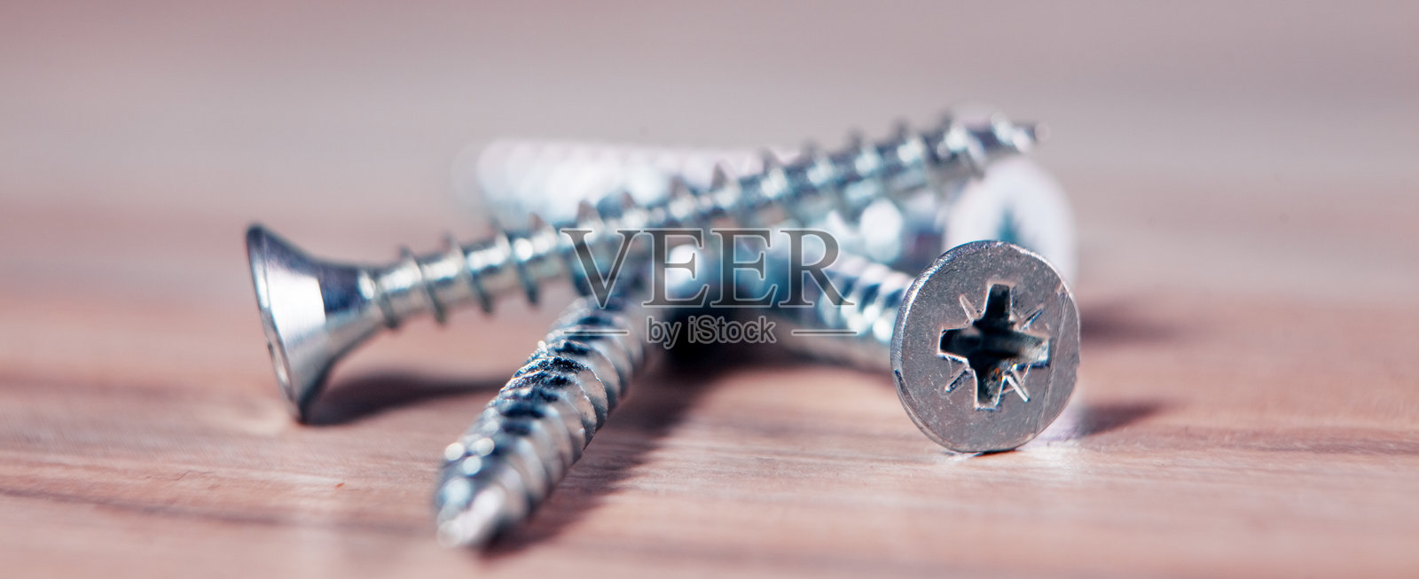 白色背景上的螺丝刀照片摄影图片