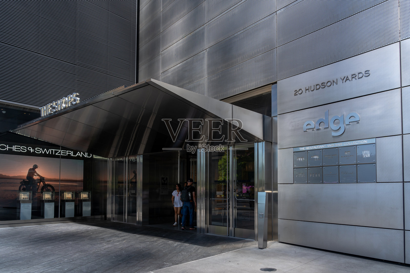 在美国纽约市，可以看到Edge大楼的入口。照片摄影图片