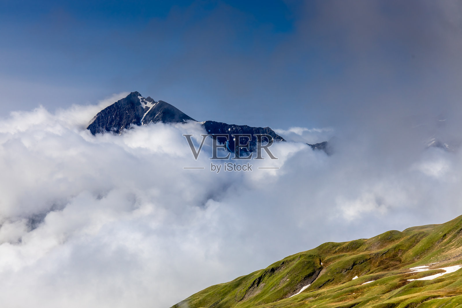 阿尔卑斯山的恶劣天气。阴暗的多云天空，乌云密布，暴风雨即将来临。照片摄影图片