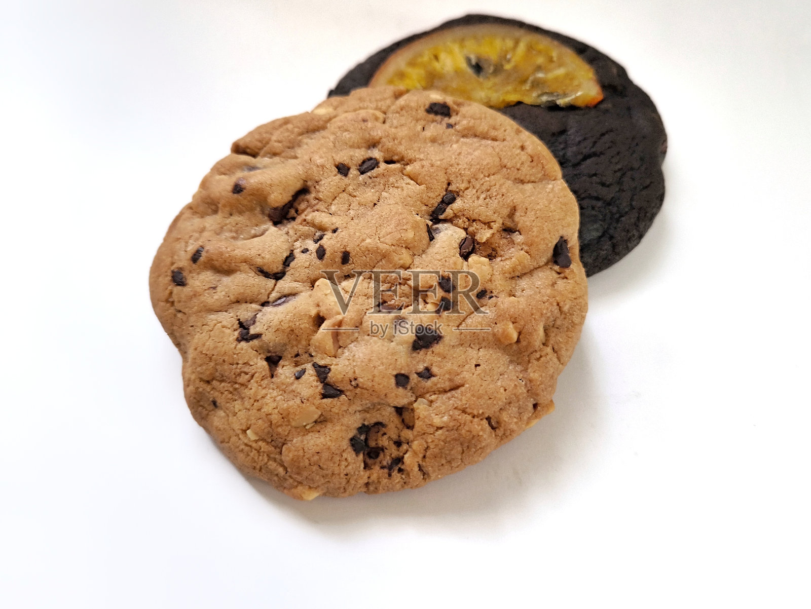 美味的软巧克力碎片和坚果饼干，背景为白色。嚼劲十足的饼干。烘焙菜单。甜点概念。不健康饮食。艺术设计的样板模板。照片摄影图片