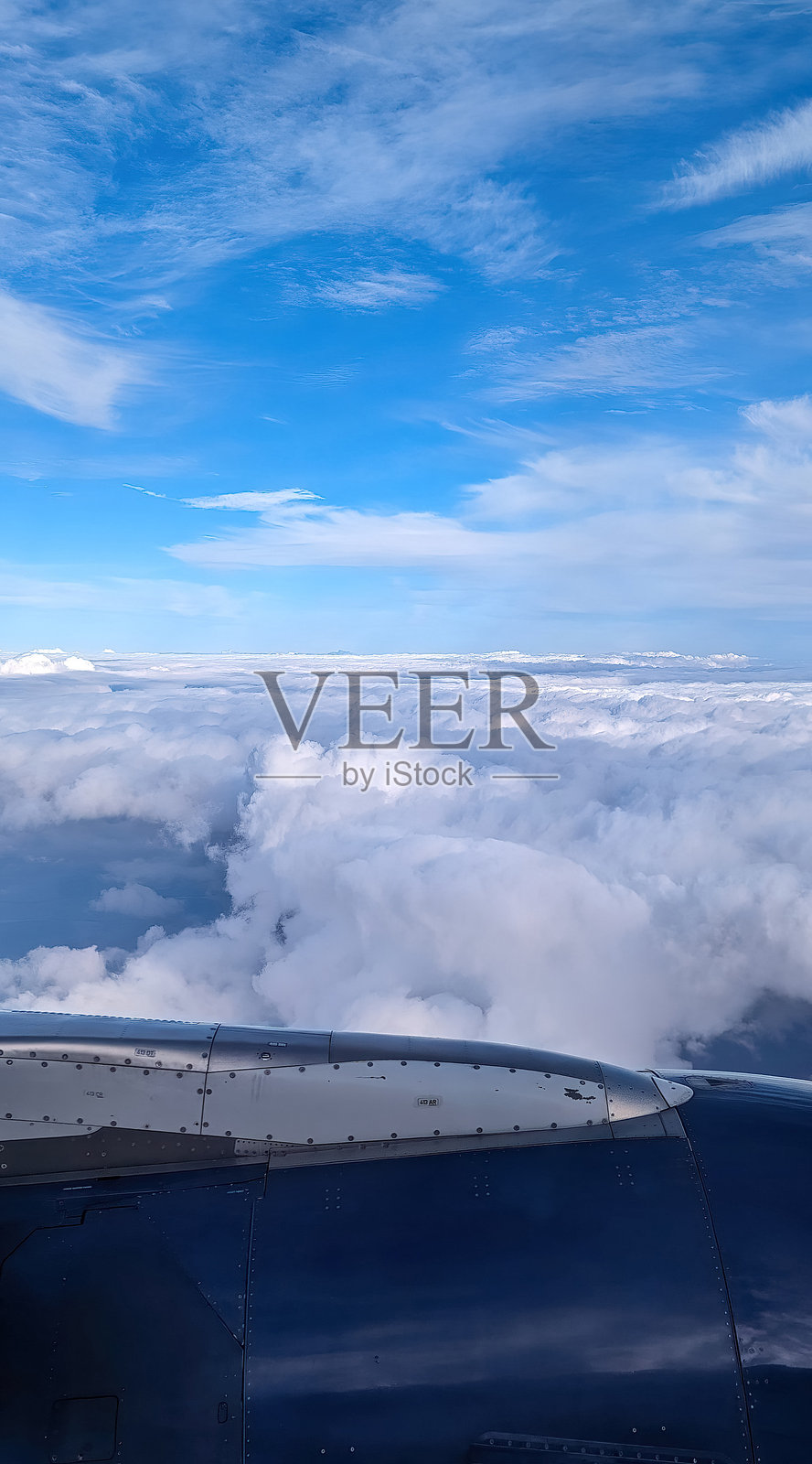 飞机上俯瞰积云的景象。照片摄影图片