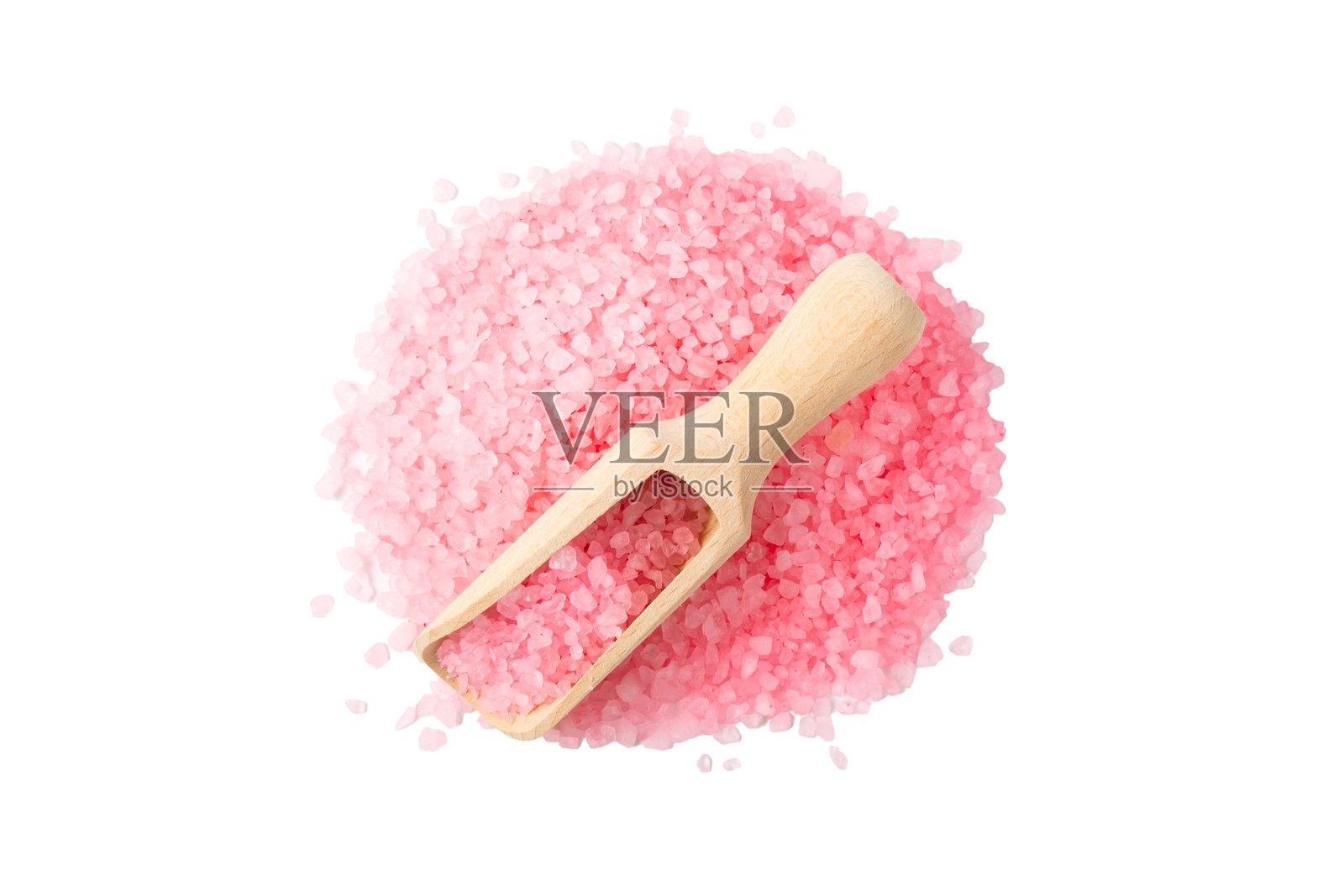 带有玫瑰香气的海盐浴盐，孤立在白色背景上。粉色海盐。水疗护理。含草药和精油的天然盐。护肤概念。照片摄影图片