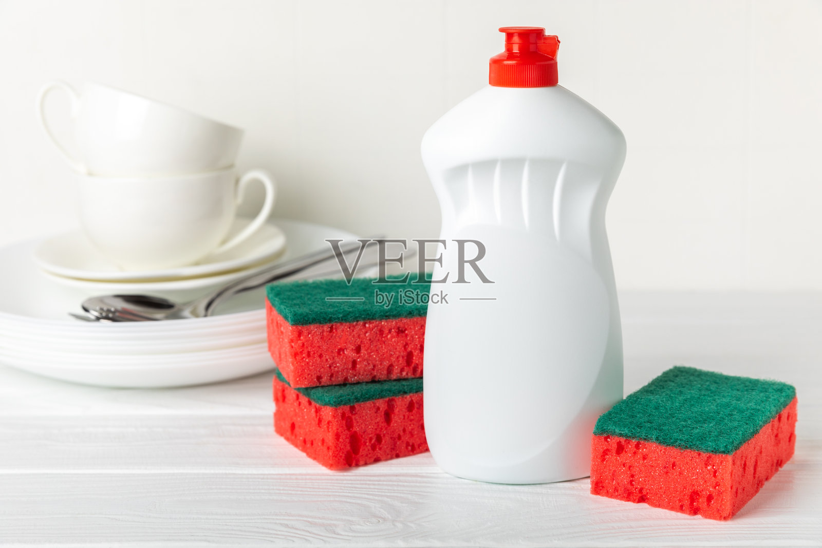 色彩缤纷的洗碗海绵置于纹理背景上。厨房海绵。清洁概念，清洁服务。洗碗液与干净和脏盘子。留白，文本空间。洗碗。照片摄影图片