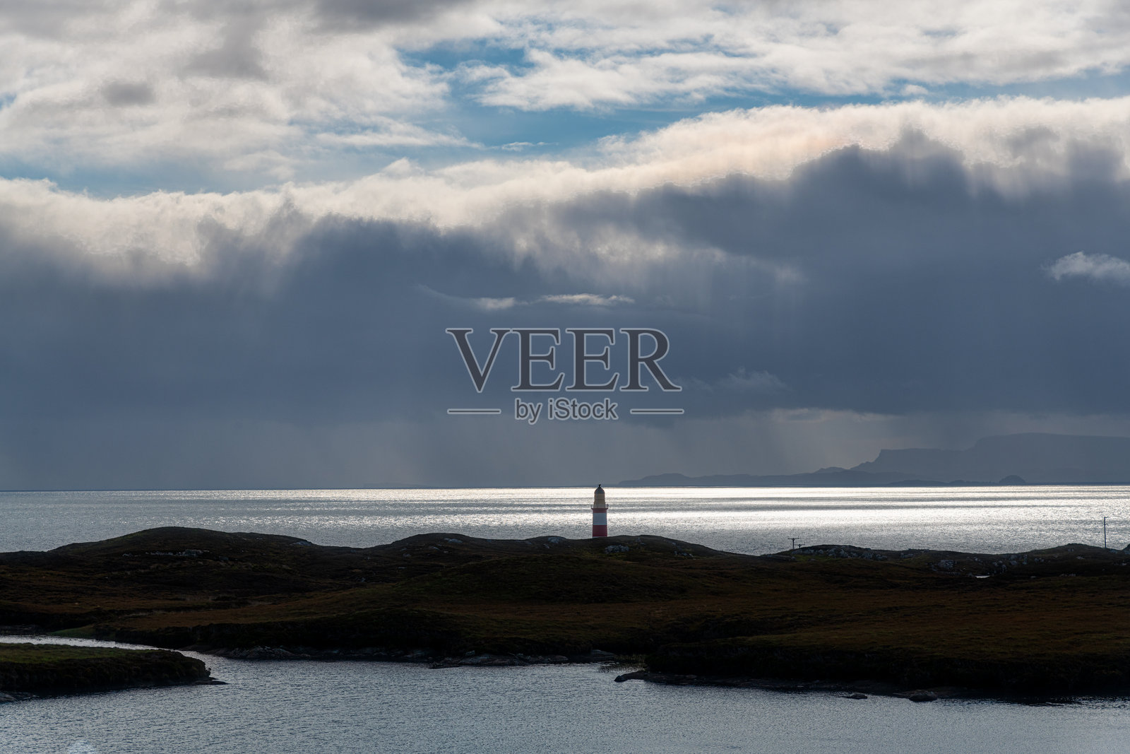 苏格兰外赫布里底群岛斯卡尔佩岛东海岸的艾兰格拉斯灯塔照片摄影图片