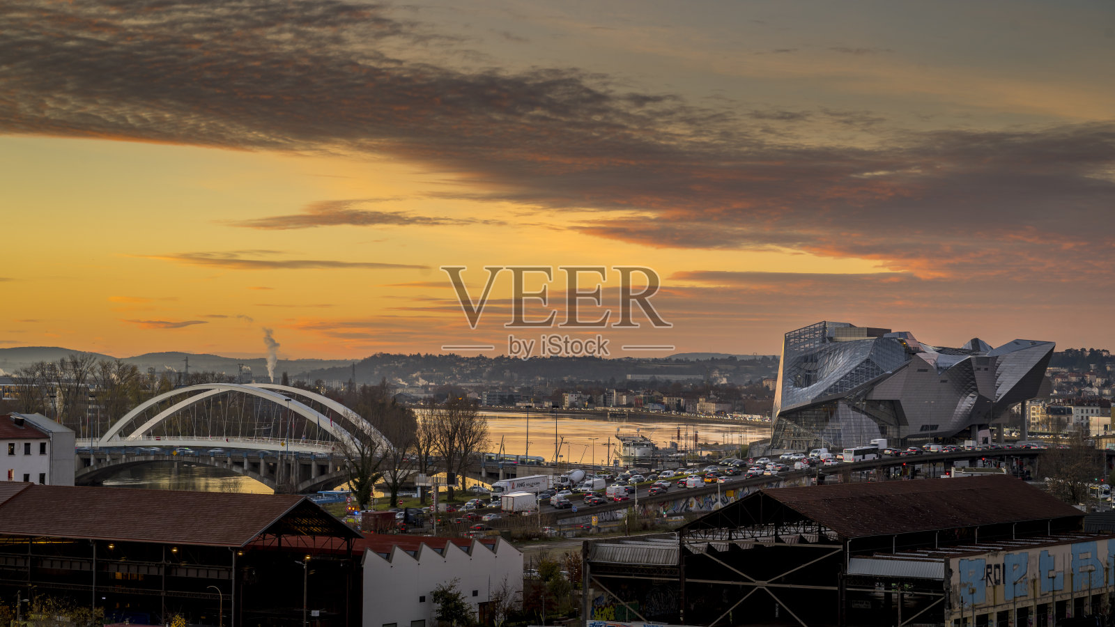 里昂市黄昏时的城市风景照片摄影图片