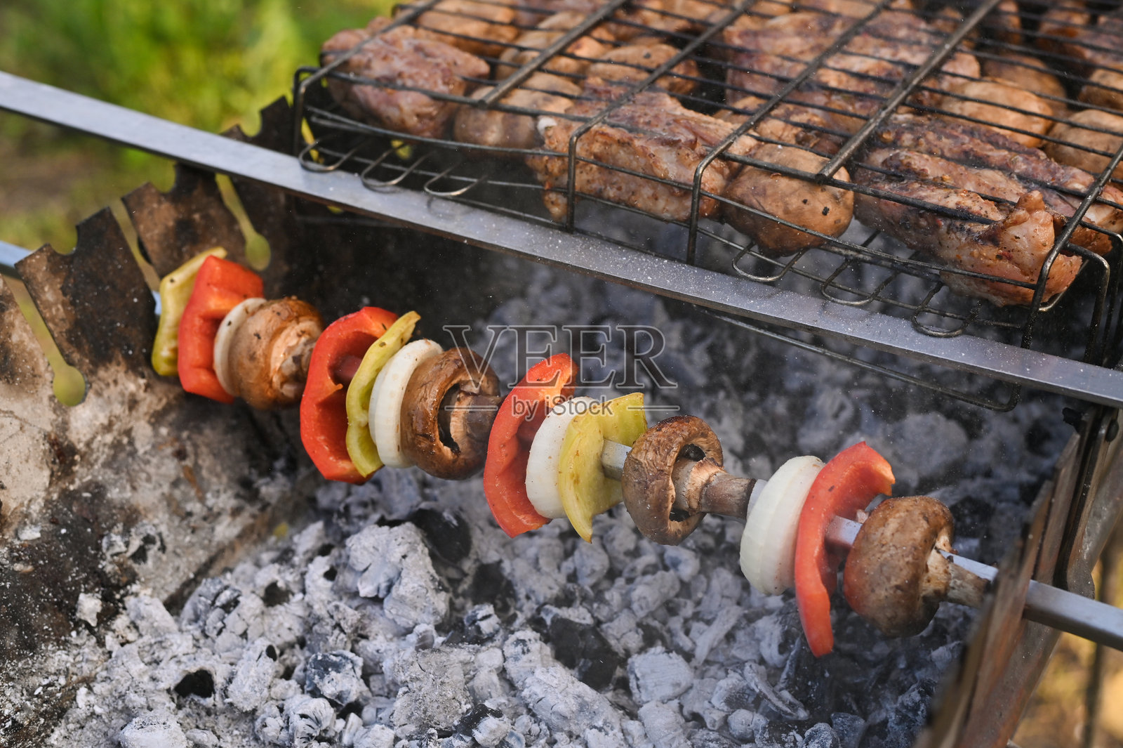 蔬菜和蘑菇在炭火上煎炒。照片摄影图片