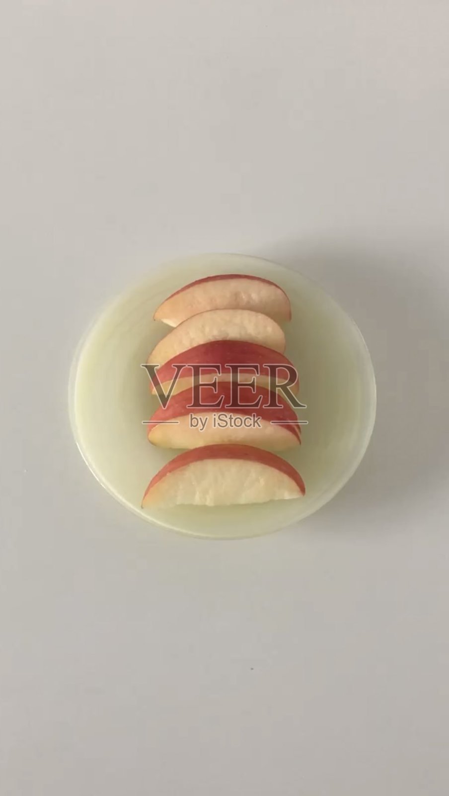 一堆鲜艳的新鲜苹果，展现出光滑的红色外皮和自然的吸引力。完美地突显了这种受欢迎水果的新鲜感和丰盈感。照片摄影图片