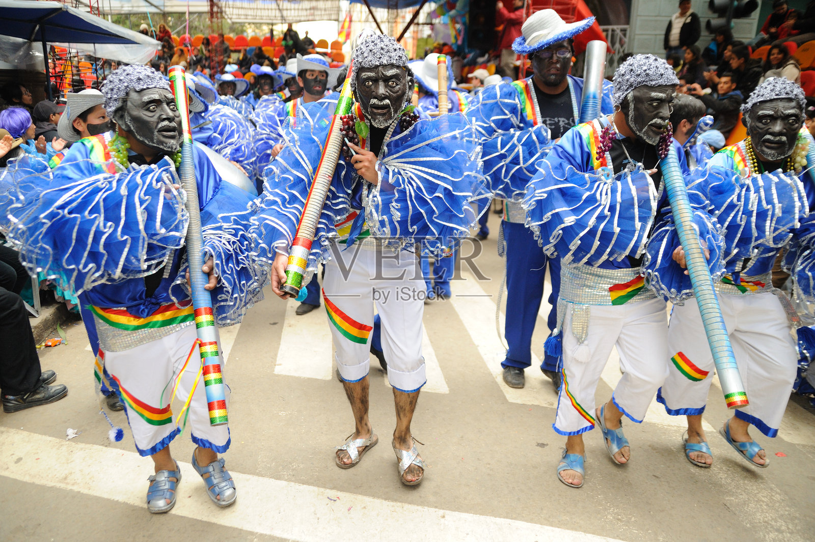 人们参加玻利维亚奥鲁罗服装狂欢节。照片摄影图片