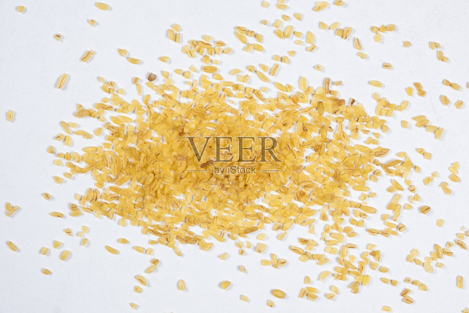 白色背景上的散落小麦碎粒照片摄影图片