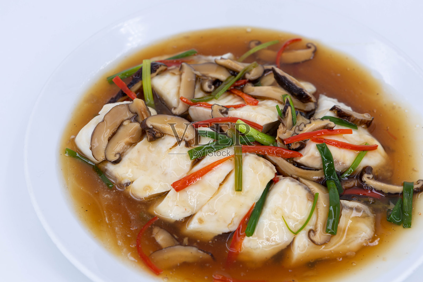 清蒸海鲈鱼片配酱油照片摄影图片