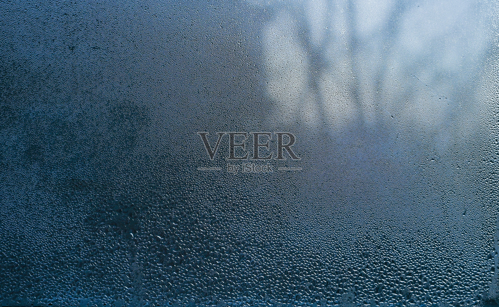 窗玻璃上的水滴。湿润的玻璃。照片摄影图片