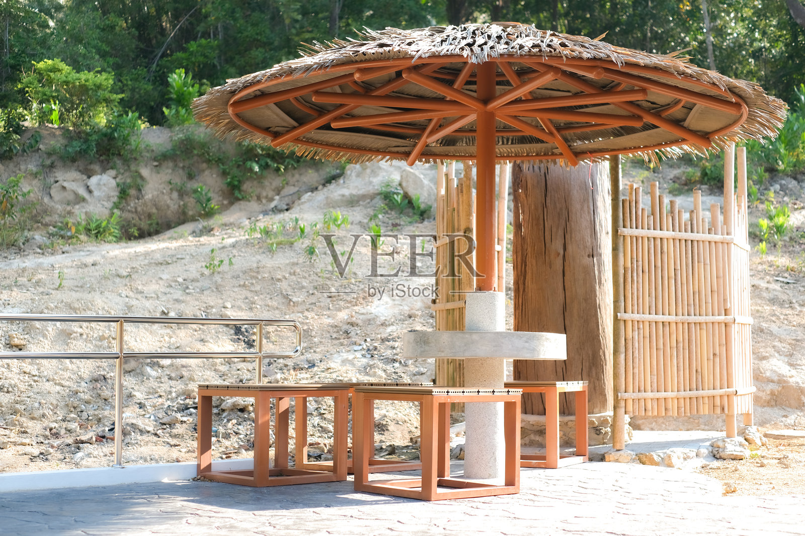 山中间的小木亭照片摄影图片