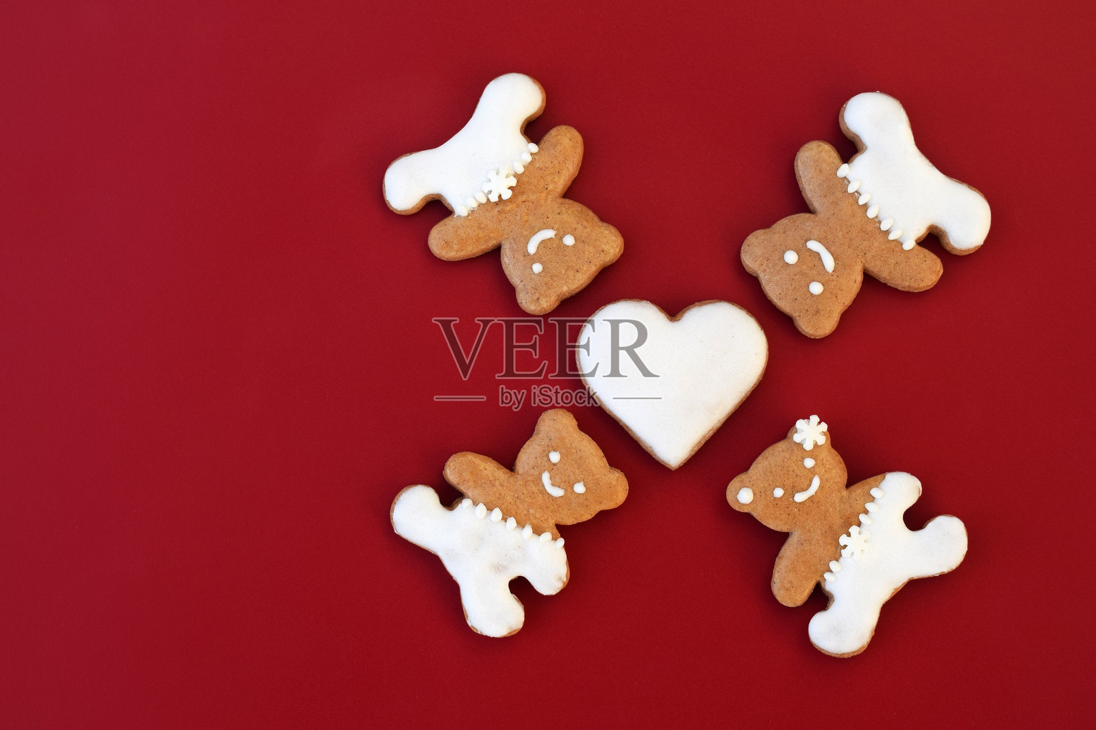 可爱的姜饼熊和红色背景上的心形图案照片摄影图片