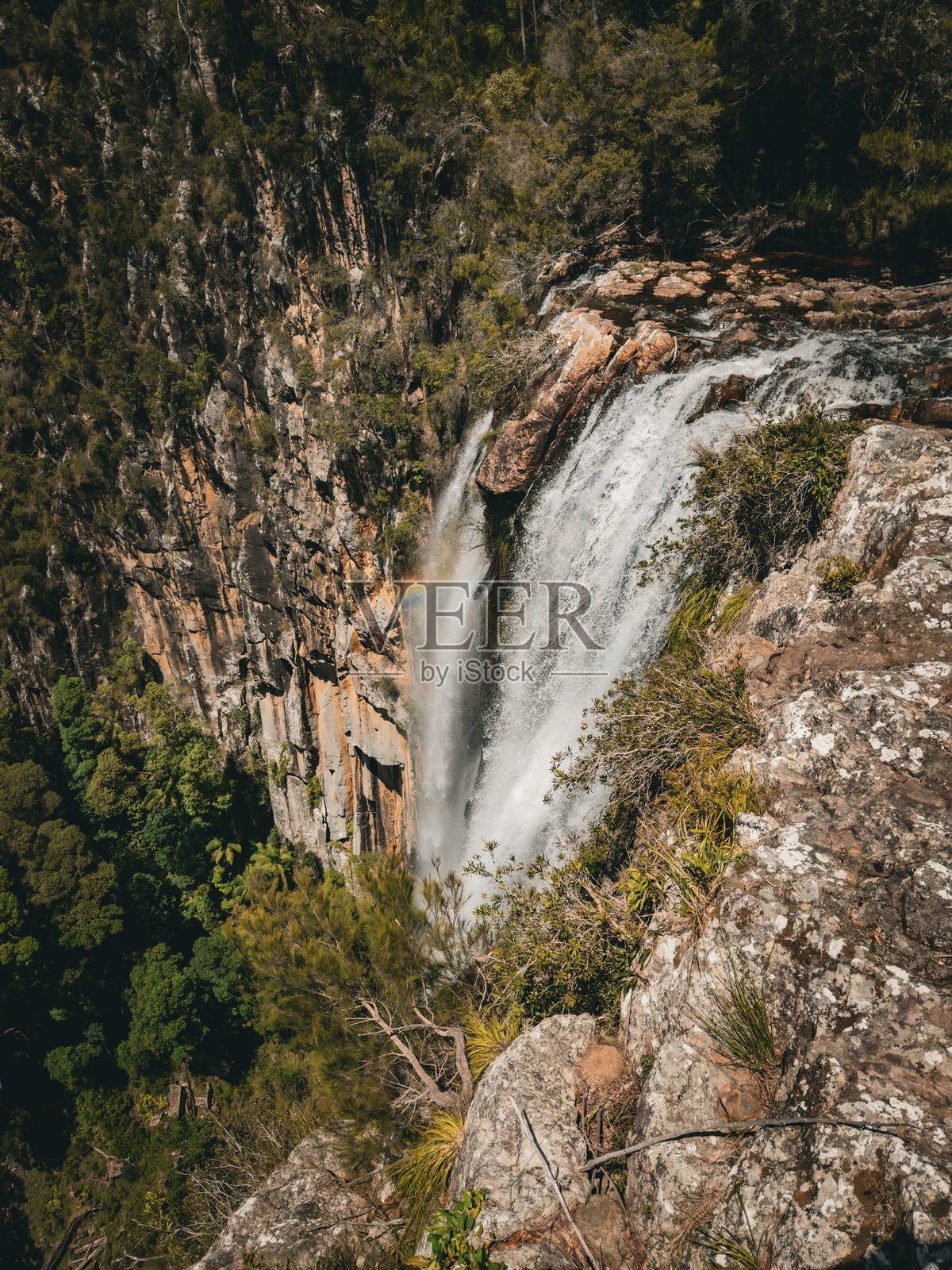 米农瀑布观景台：拜伦湾附近标志性的瀑布景观照片摄影图片