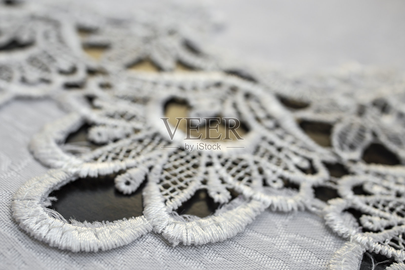 白色桌布上的刺绣图案，抽象细致的背景照片摄影图片