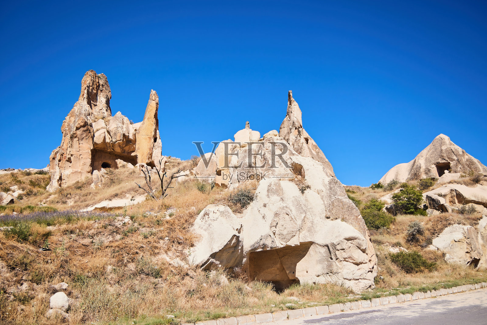 土耳其格雷梅国家公园。卡帕多奇亚的传统火山岩山脉。洞穴城市，古老建筑。照片摄影图片