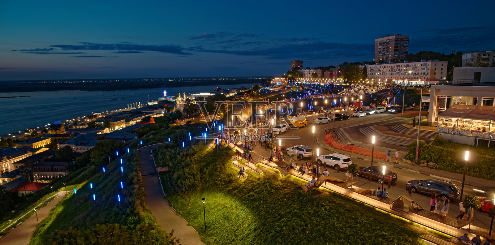 夜晚的城市街道上，熙熙攘攘的人群在四处走动照片摄影图片