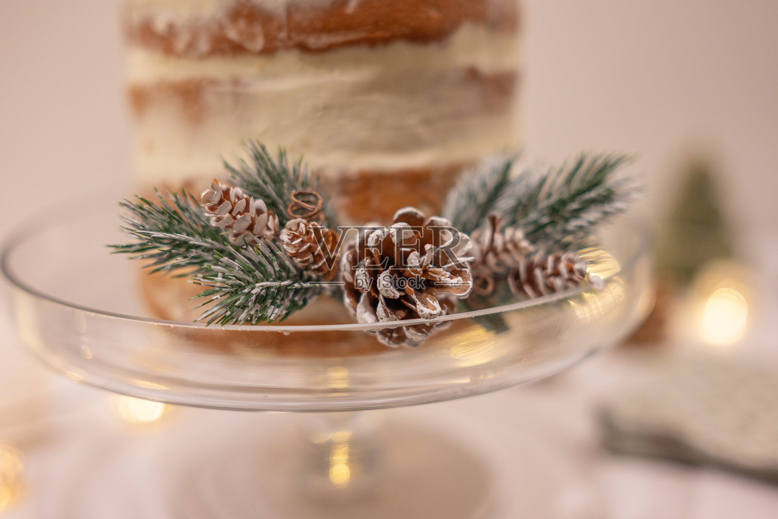 冬季十二月的美丽白色生日蛋糕照片摄影图片