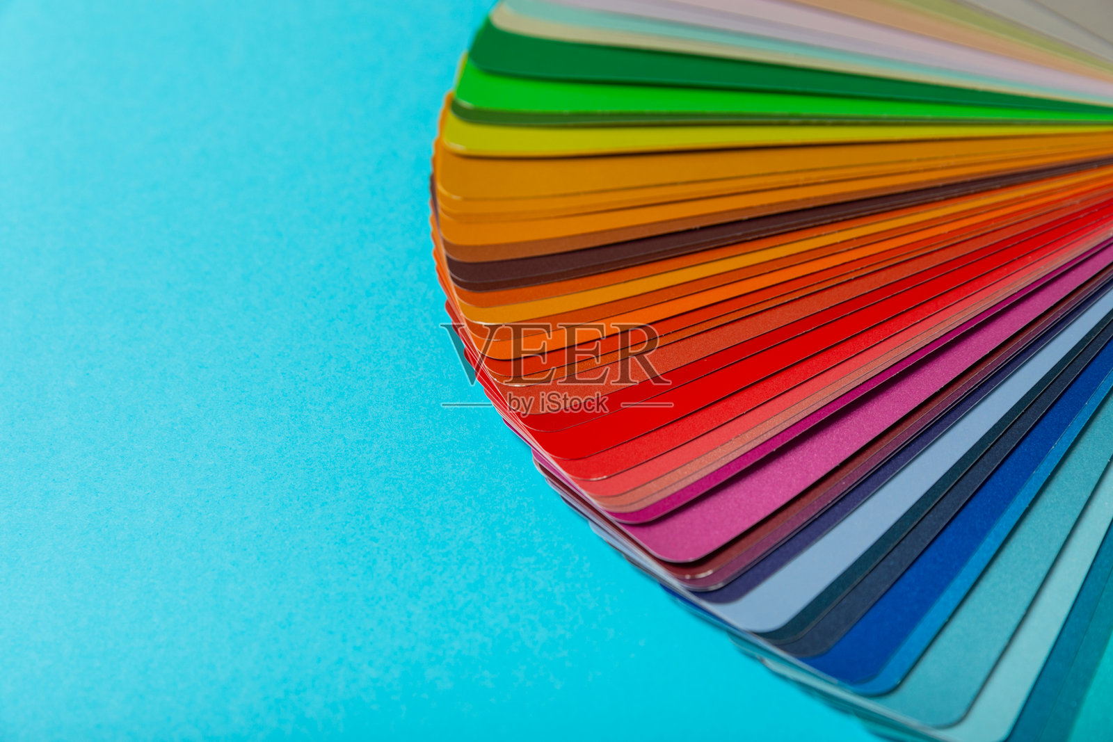 明亮背景上的色彩调色板。色彩调色板指南。彩虹色纸质目录。创意。调色板，流行颜色样本。颜色样本。装饰和室内设计师。俯视图。照片摄影图片