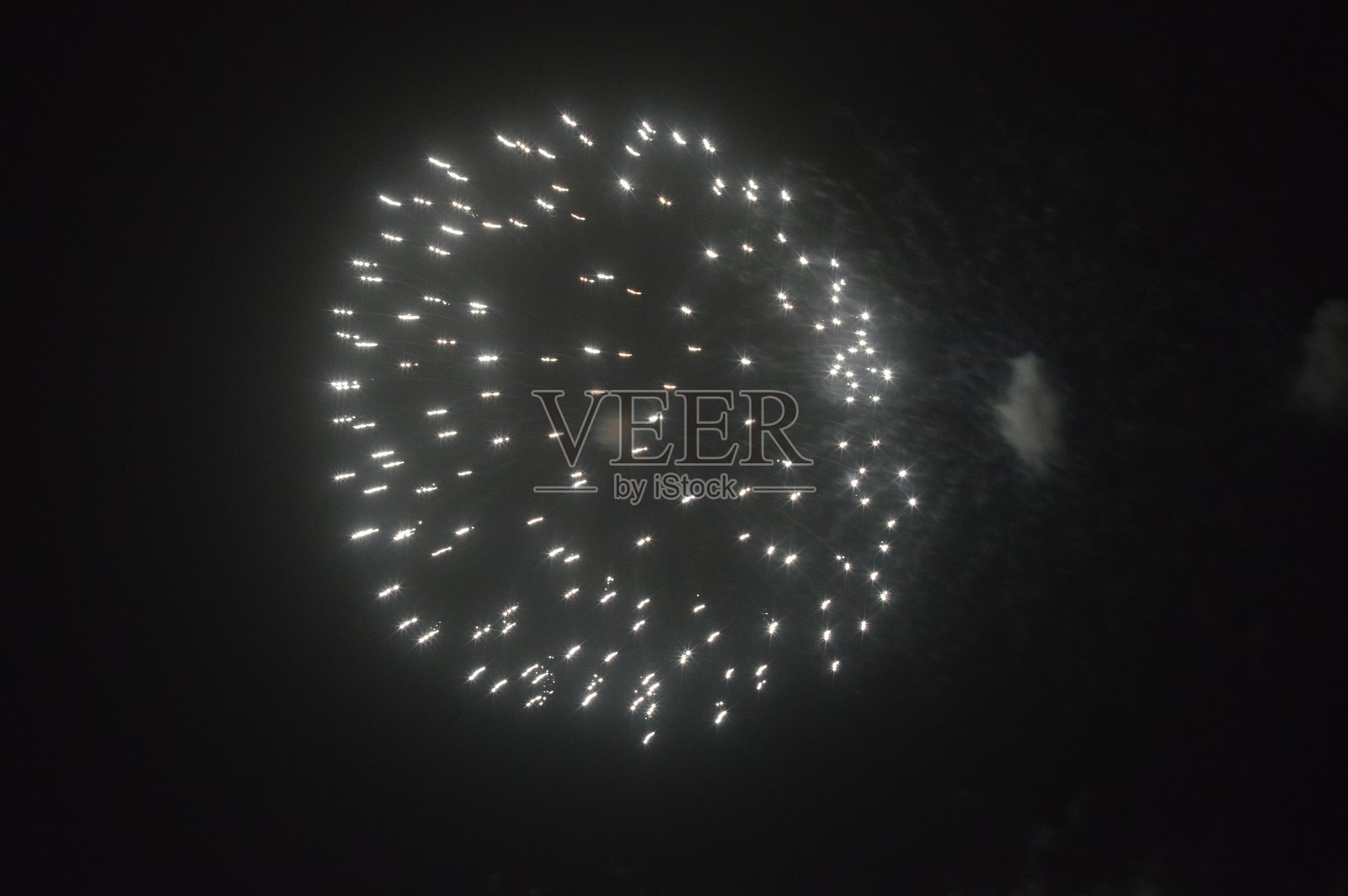 南威尔士，英国，银色和金色烟花在空中绽放照片摄影图片