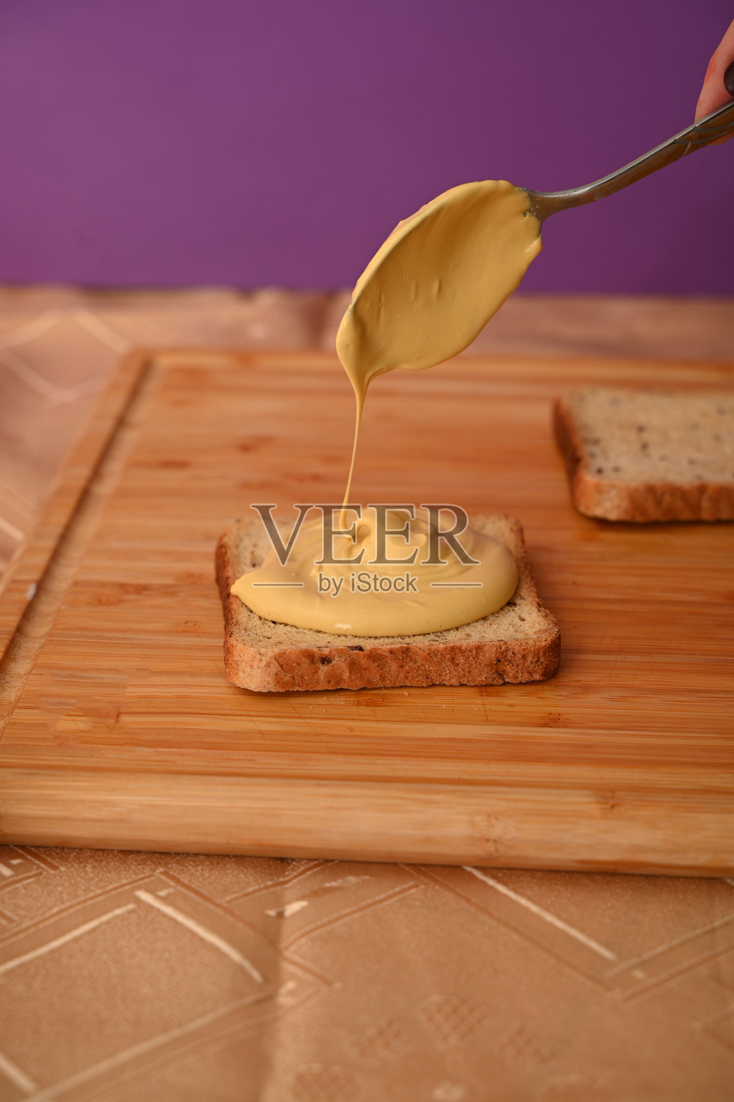 涂抹在吐司上的花生酱。照片摄影图片