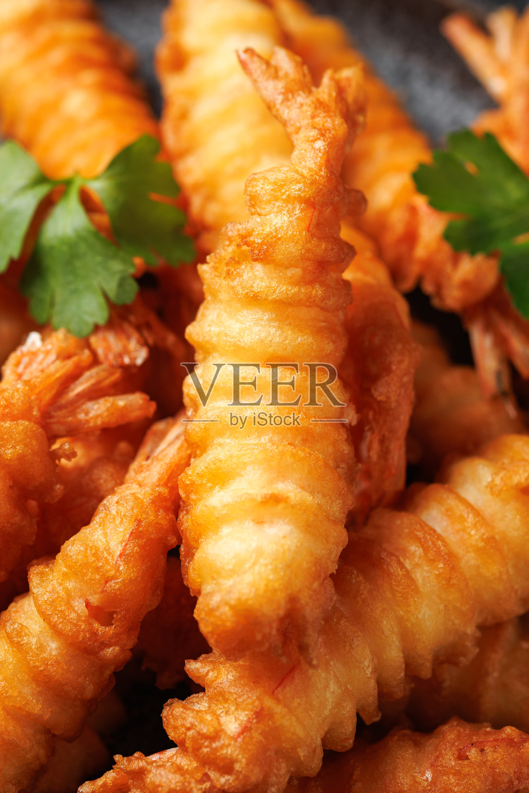 炸虾，虾天妇罗配甜辣酱照片摄影图片