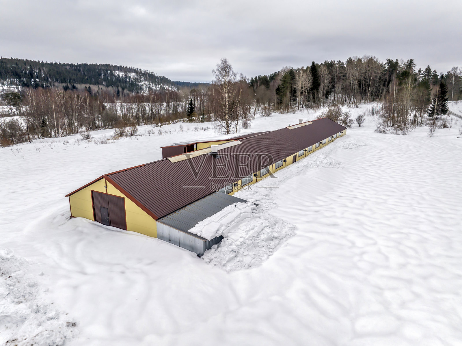 冬季森林、湖泊和农田的航拍照片。卡累利阿地区非运营的畜牧场航拍视图。照片摄影图片