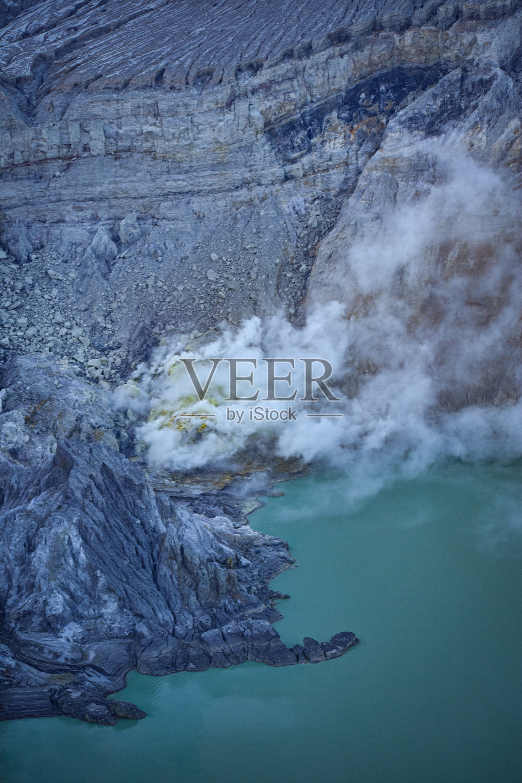 烟雾随风舞动，展现出自然力量的令人心醉的美丽景象。照片摄影图片