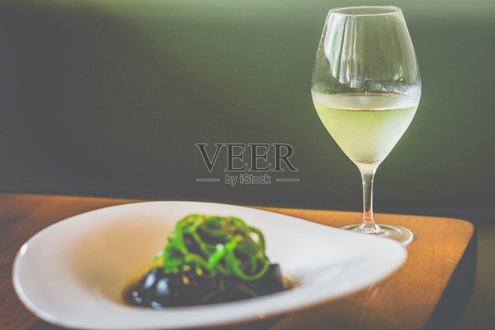 切片的皮蛋与烤辣椒一起盛在白色盘子里照片摄影图片