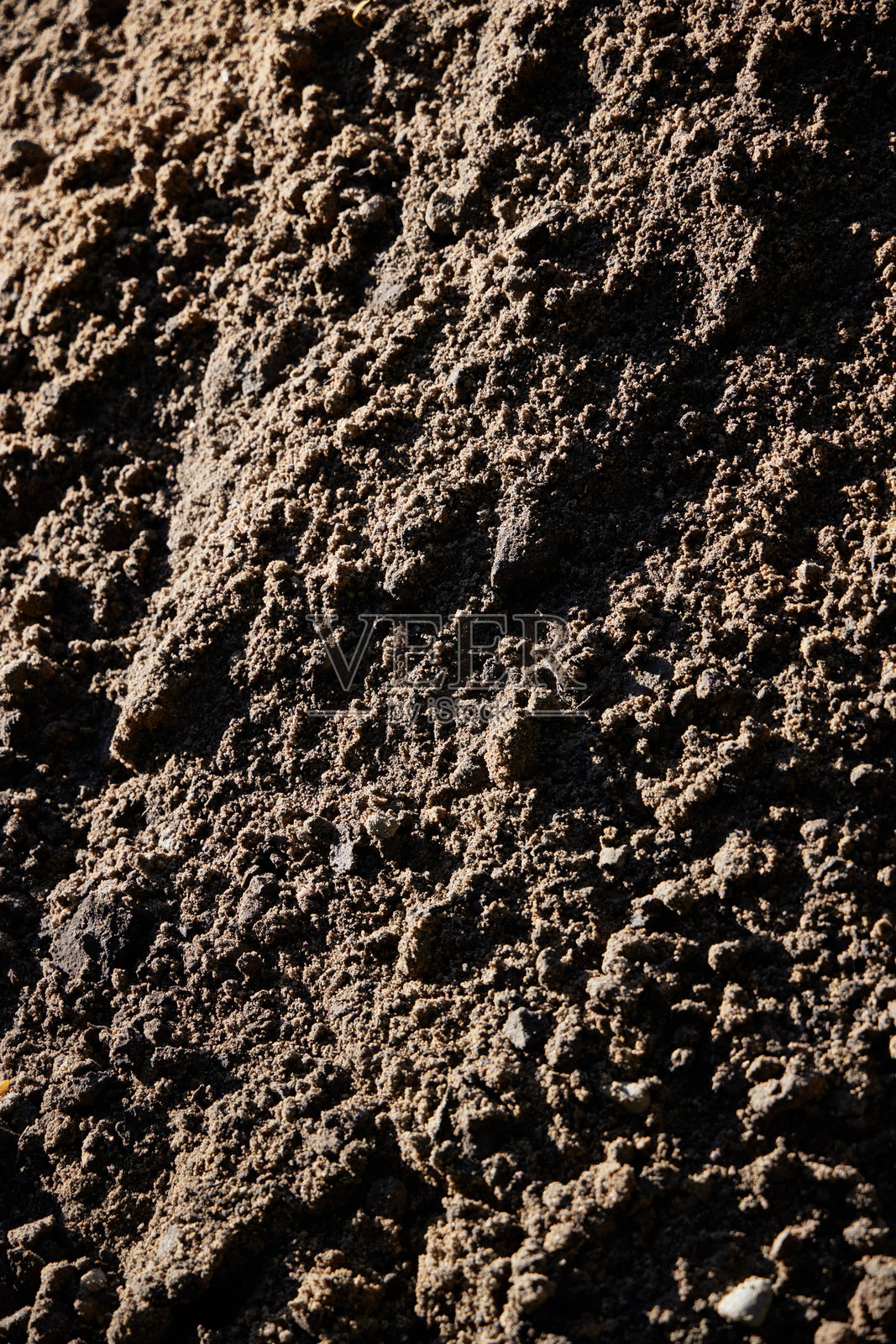 新鲜翻耕的土堆，适合园艺和景观设计，理想用于各种种植项目照片摄影图片