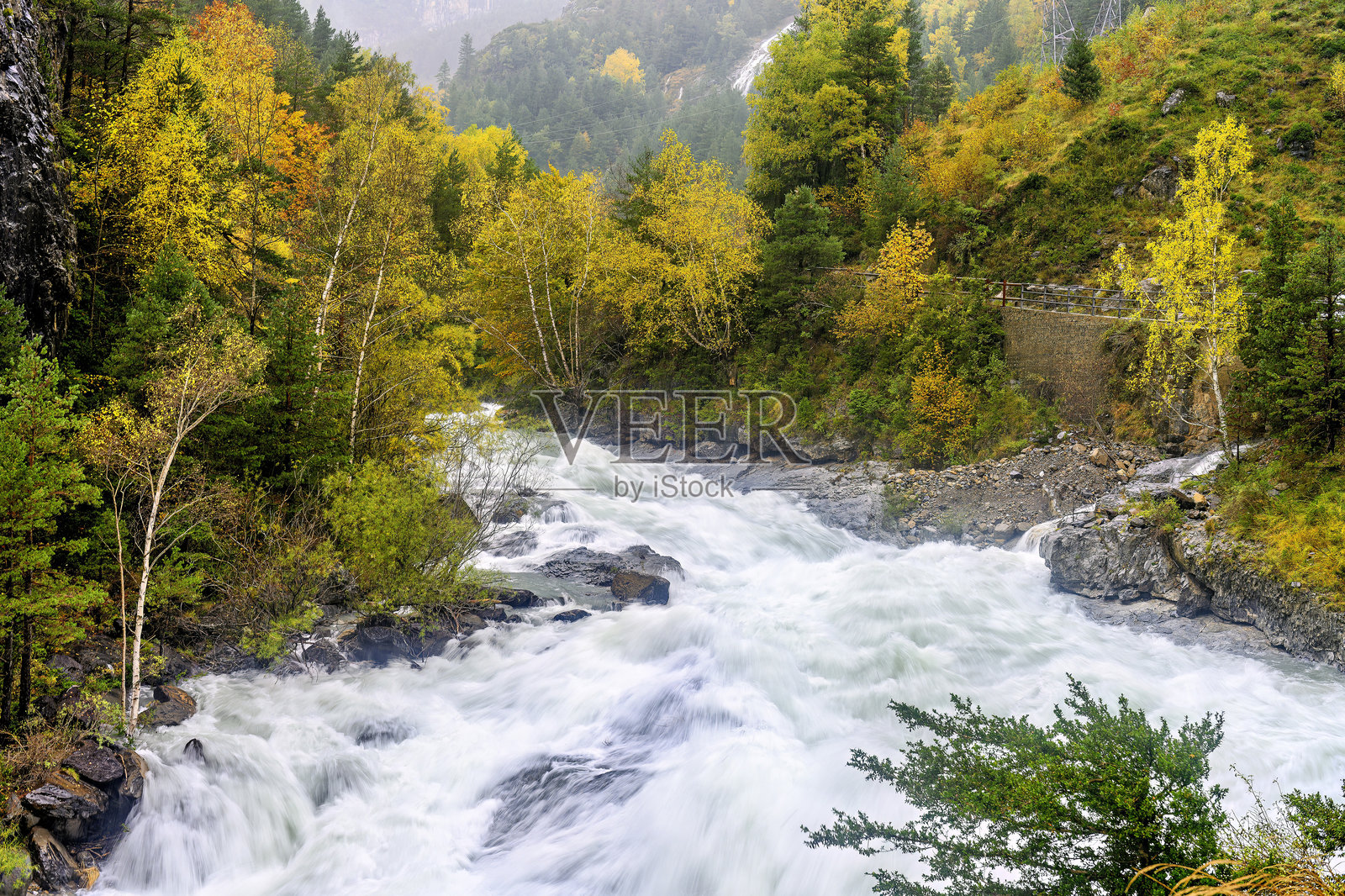 奥尔德萨的布哈里戈谷中的阿拉河。西班牙照片摄影图片