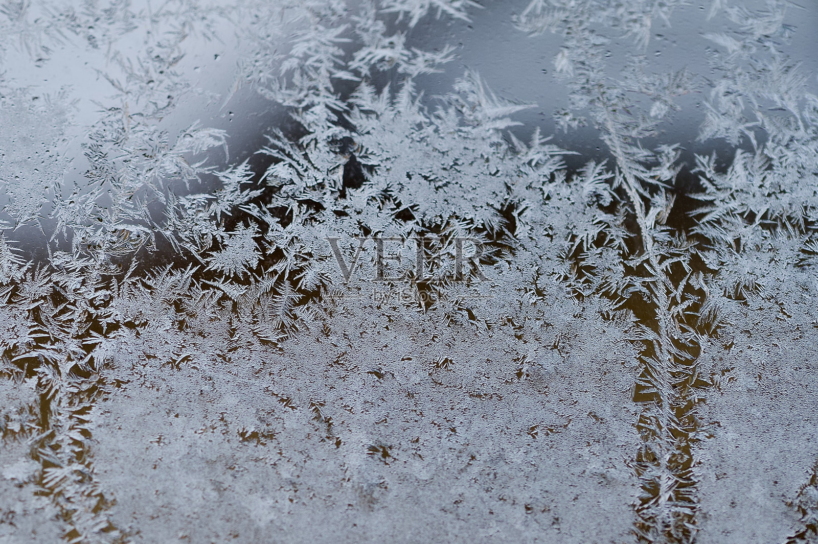 玻璃窗上的霜和冰粒照片摄影图片