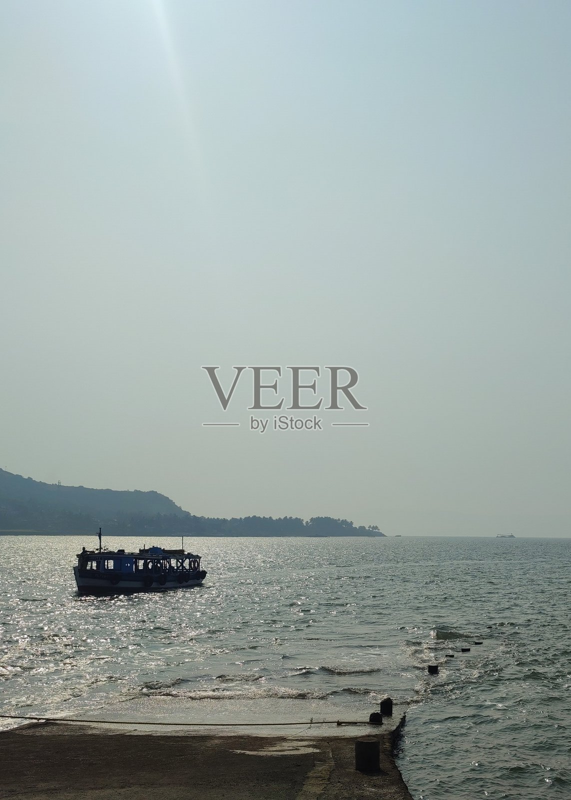 在从孟买前往阿利巴格的旅途中划船和航行照片摄影图片