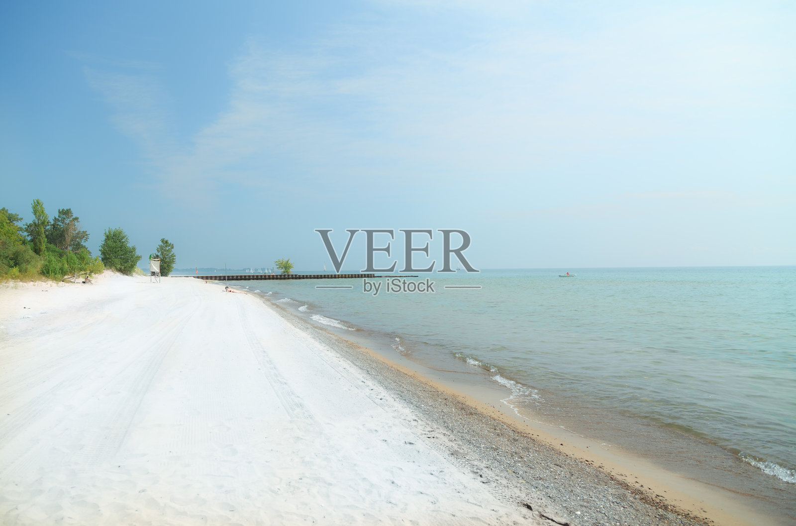 多伦多中心岛海滩和安大略湖的白沙滩美景，阳光明媚的好天气照片摄影图片