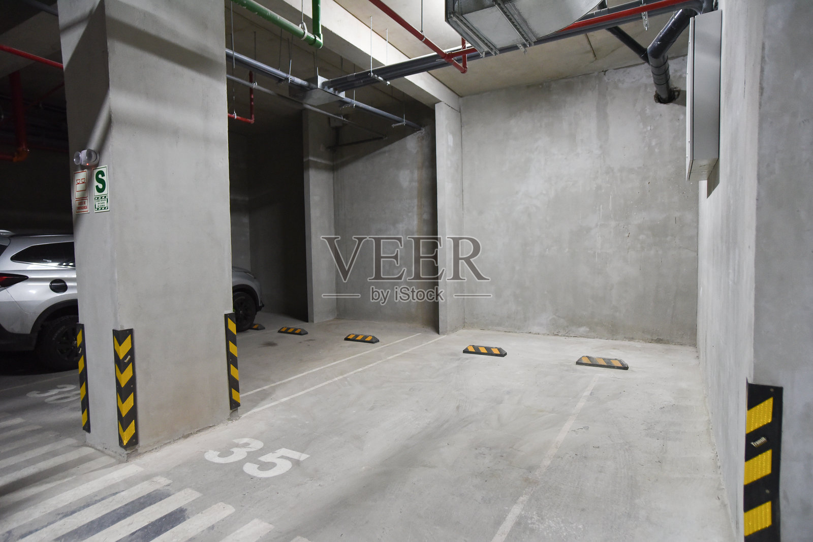 公寓楼地下室的车库照片摄影图片