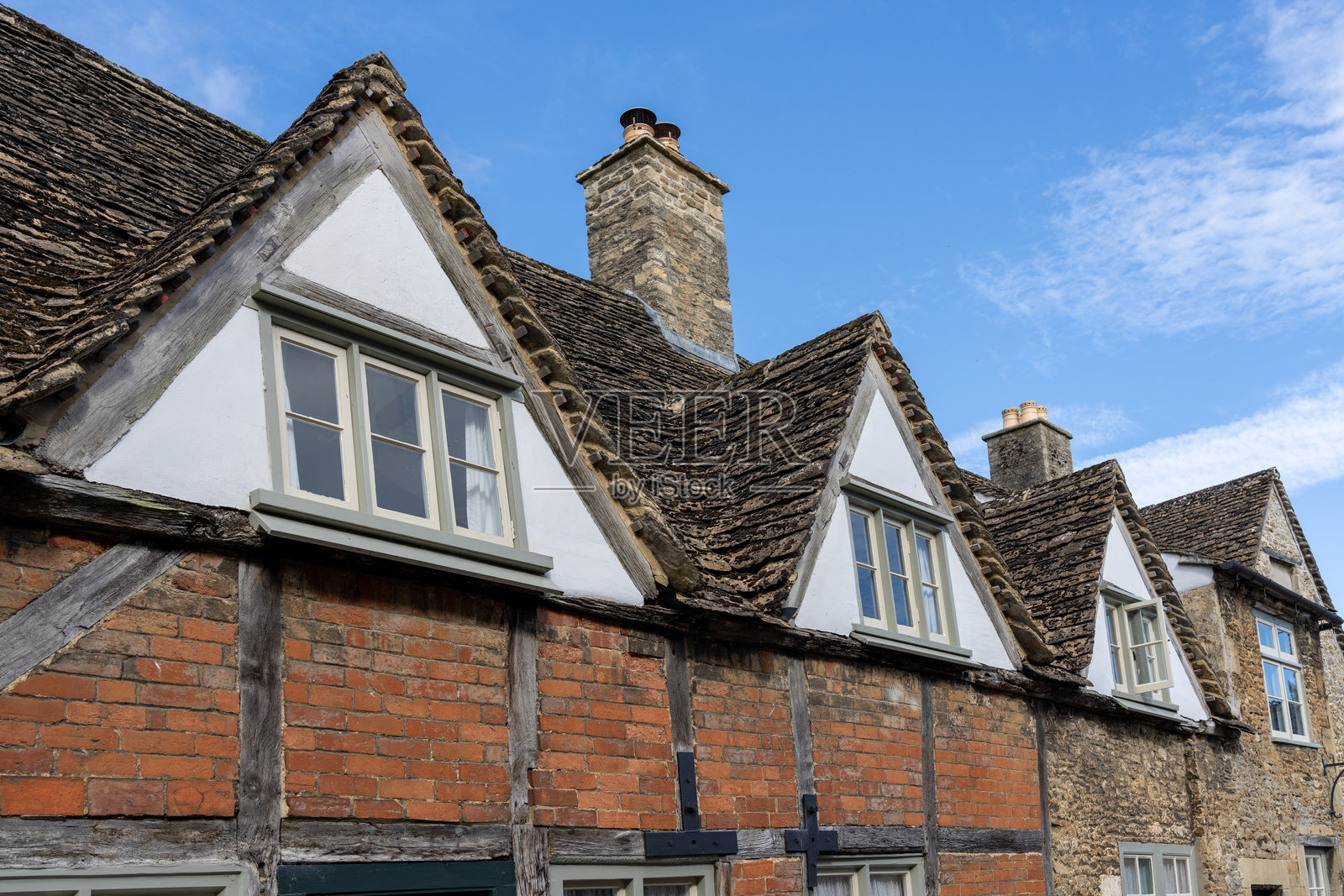 半木结构砖房上的排屋顶窗户照片摄影图片