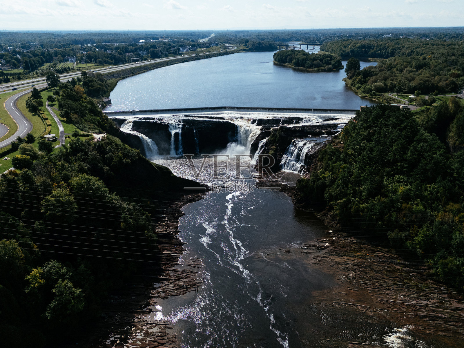魁北克市的查尔迪尔河瀑布鸟瞰图，魁北克，加拿大。照片摄影图片