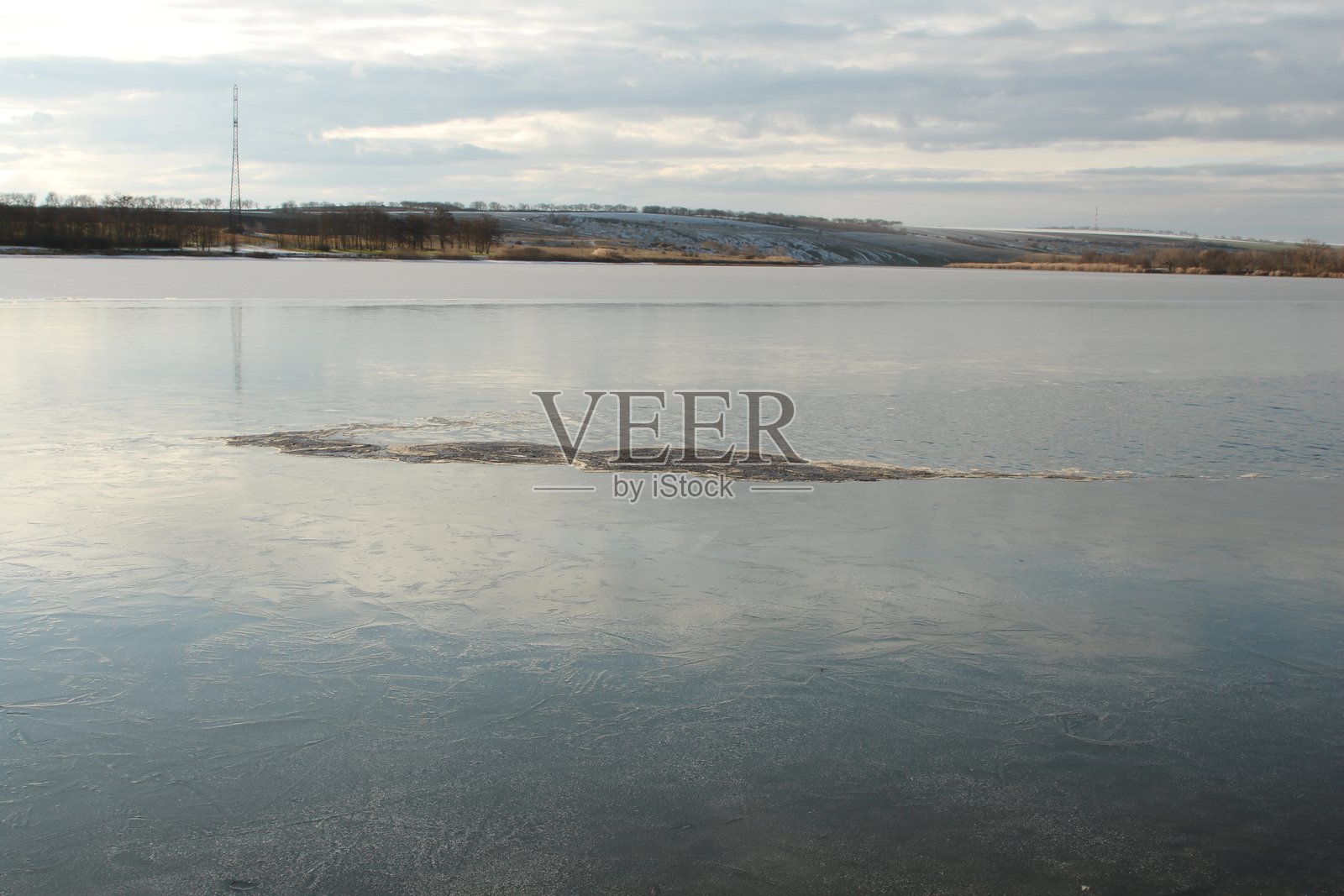 背景有陆地的水体照片摄影图片